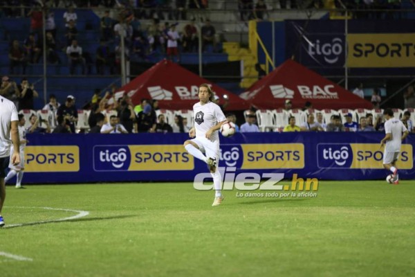 Fuegos artificiales, golazos y mucha alegría: Los mejores flashazos del Duelo de Leyendas en Honduras