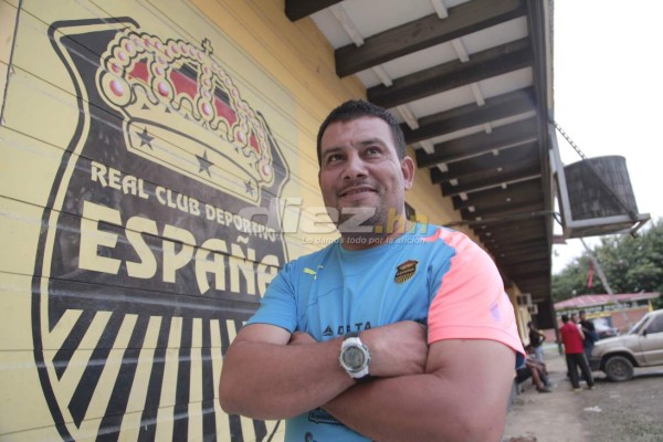 Real España: 19 procesos, 15 técnicos y apenas tres títulos en 10 años