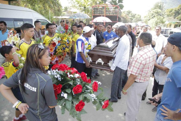 Multitudinario adiós a Enrique Reneau en su natal Jutiapa