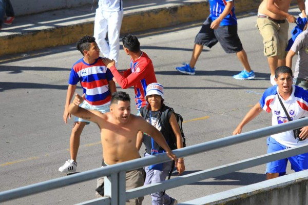 FOTOS: Guerra entre barra del Olimpia y Motagua en el estadio Nacional