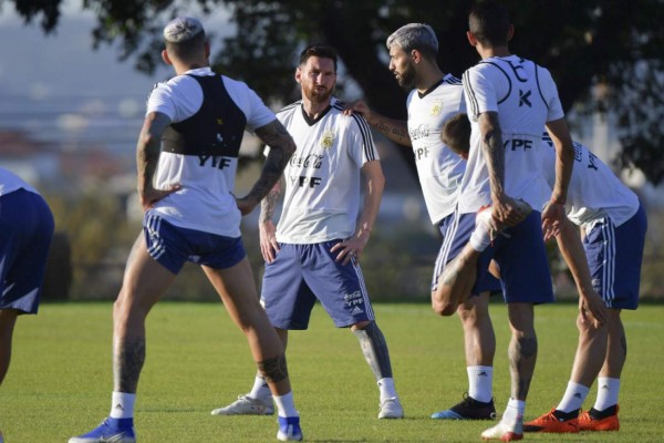 ¡Messi recibe regalo! Así fue el entreno de Argentina previo a enfrentar a Brasil