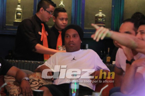 EN FOTOS: Así vivió Ronaldinho el clásico Barcelona-Real Madrid en Honduras