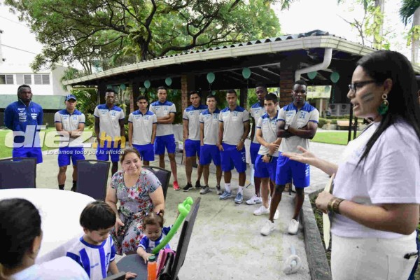 ¡Bonita actividad! Jugadores de la Selección de Honduras dan alegría a niños