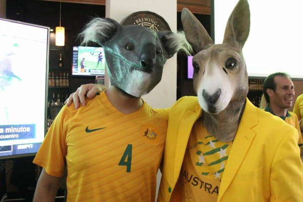 FOTOS: Con cerveza en mano y bailando punta, así la pasaron los australianos en Honduras