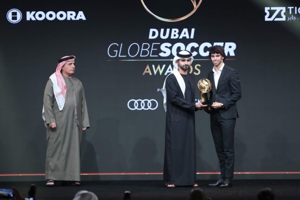 Georgina Rodríguez deslumbra en la gala de los premios Globe Soccer Awards con un sensual vestido