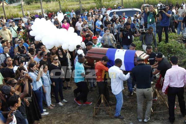 ¡Durísimo! Juan Carlos García es despedido con alabanzas, aplausos y lágrimas