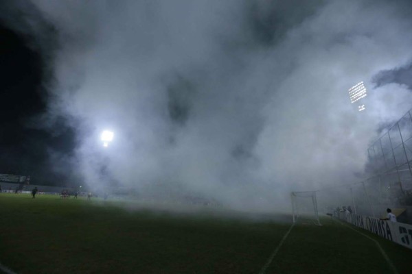 Por bengalas se suspendió unos minutos el clásico entre Marathón y Olimpia