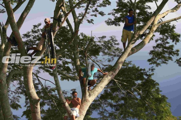 Legionarios invitados para el San Juan-Pinares y aficionado lo ve desde una hamaca