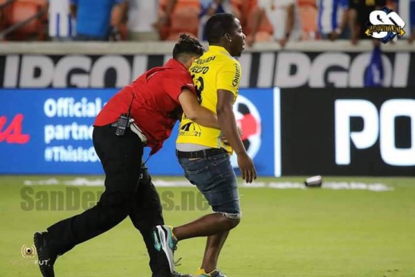 Invasión de hinchas a la cancha, familias reunidas y bellas chicas en el Honduras-Panamá