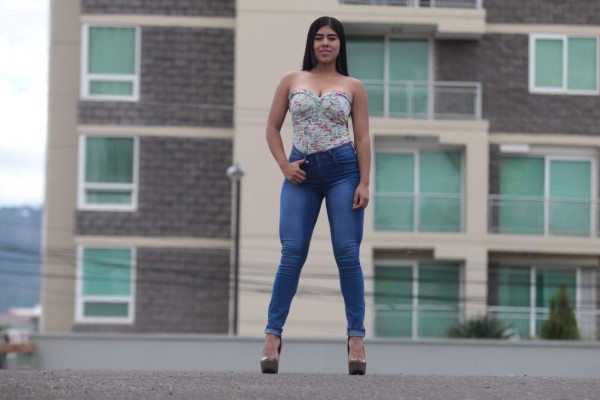 Ella es Alejandra Deras, la bella catracha que haría una locura por Ronaldinho