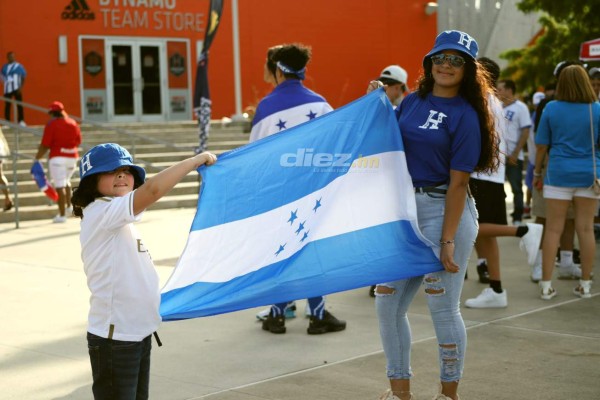 Honduras está bien arropado ante Panamá; la afición y belleza hondureña presente en el BBVA Compass de Houston