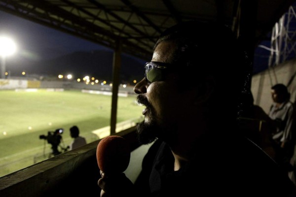 Un no vidente comenta los juegos del Honduras Progreso