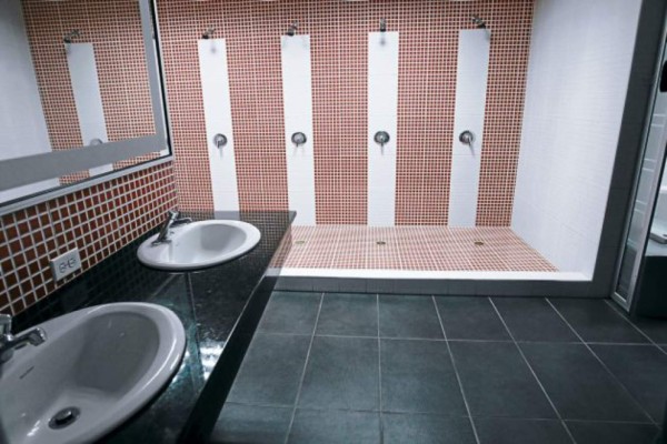 Las interioridades del bonito camerino del Olimpia en el estadio Nacional