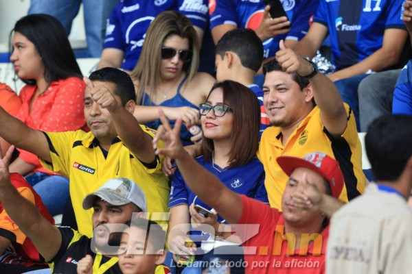 ¡Mamacitas! Las chicas más lindas que llegaron al estadio Nacional
