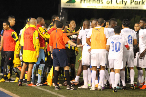 Real España y Olimpia igualaron 1-1 en el estadio Tad Gormley de New Orleans