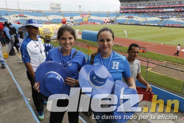 ¡PRECIOSURAS! Las encantadoras damas en el juego de Honduras-Australia