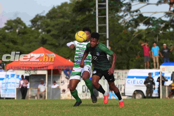 Legionarios invitados para el San Juan-Pinares y aficionado lo ve desde una hamaca