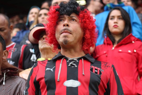 ¡Lo que no se vio! Honduras estuvo presente en la grada y en la cancha del clásico de Costa Rica