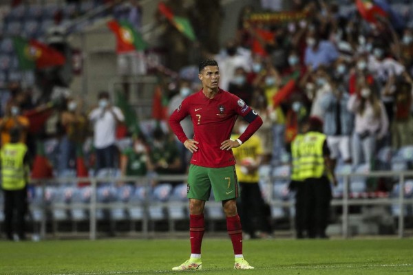 Cristiano Ronaldo suelta puñetazo a su rival y así festejó tras convertirse en el histórico goleador de selecciones