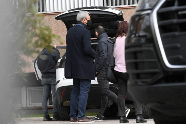 ¿Qué buscan? Así entraron los Mossos d' Esquadra al Camp Nou: Hasta un perro es parte de la investigación