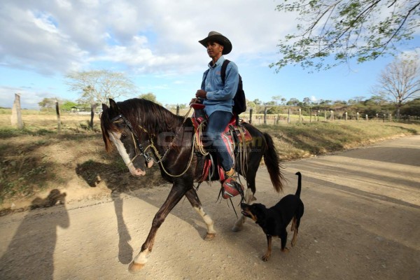 Donis Escober, ganadero: de sombrero y buen jinete; cambió la pelota por el ordeño de vacas