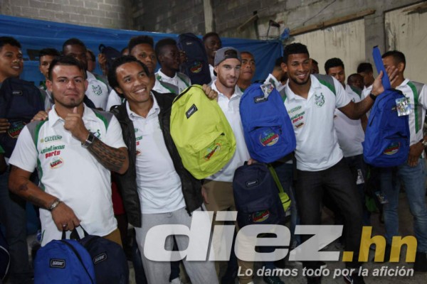 FOTOS: Jugadores del Platense regalan a niños mochilas con útiles escolares