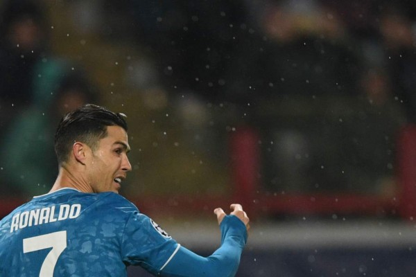 No le dio la mano: Sarri sacó a Cristiano Ronaldo al minuto 81 y estalló de la bronca