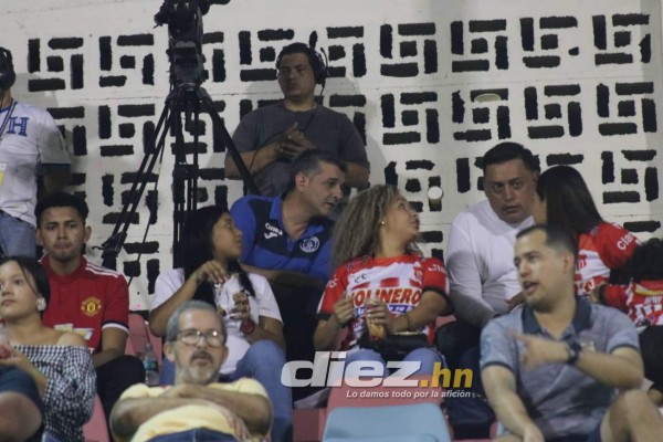 Las preciosas aficionadas del Vida y así fue captado Diego en la derrota del Motagua