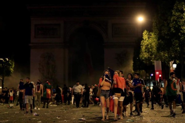 Impactantes fotos: París acaba con actos vandálicos en festejos por Mundial de Rusia