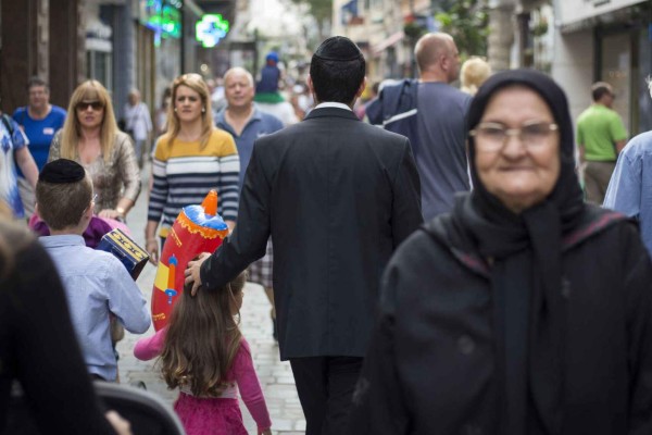 Se quitaron la mascarilla: el oasis donde la gente ya está vacunada contra el Covid-19 y todo volvió a la normalidad