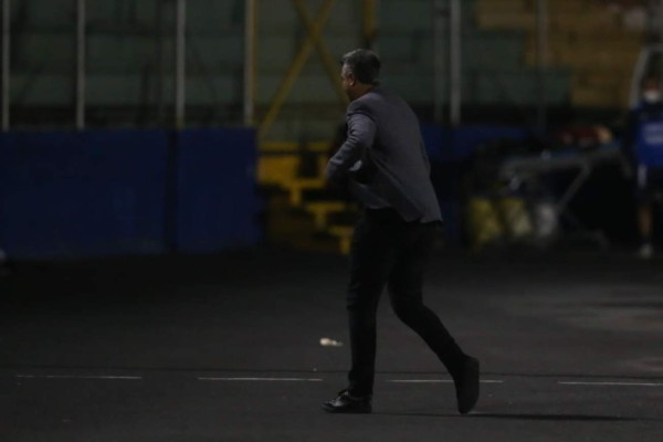 No lo viste en TV: El bonito saludo de Troglio y Diego y los 'cariñitos' en la Ultra Fiel en un bravo clásico