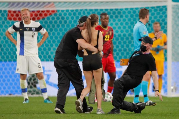 No se vio en TV: así es la preciosa espontánea que invadió el Bélgica-Finlandia por la Eurocopa