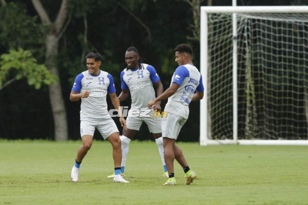 'Bolillo' Gómez recibe a viejo conocido en el entrenamiento de Honduras; el mano a mano de Elis con Choco Lozano