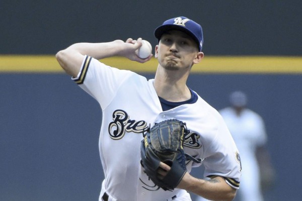 Los exorbitantes salarios de los compañeros de Mauricio Dubón en los Cerveceros de Milwaukee