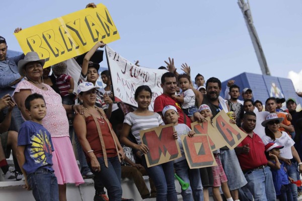 FOTOS: Así llegó la familia de Bryan Moya a apoyarlo ante Olimpia