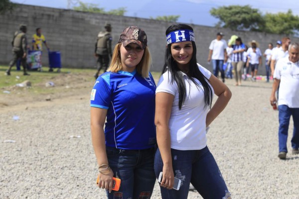 Ellas son las infartantes chicas que engalanaron el Honduras vs Panamá