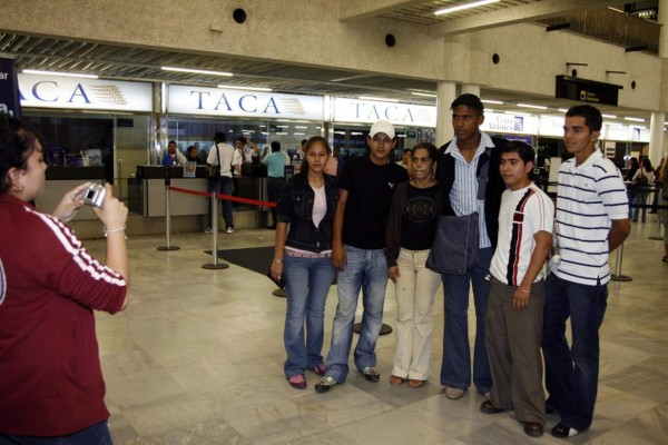 Las mejores fotos del delantero Carlo Costly y sus cambios de look