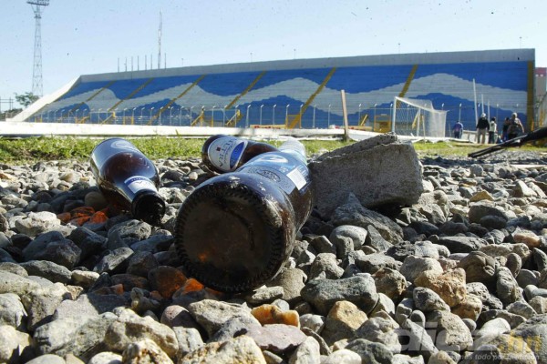 Botellas de vidrio, portones rotos y piedras, así amaneció el estadio Morazán