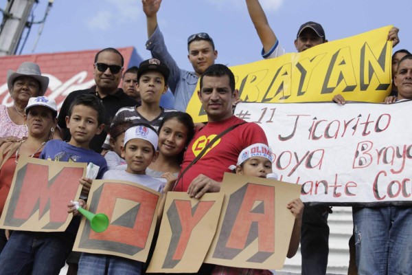 En caravana llegó la familia de Bryan Moya para apoyarlo ante Olimpia