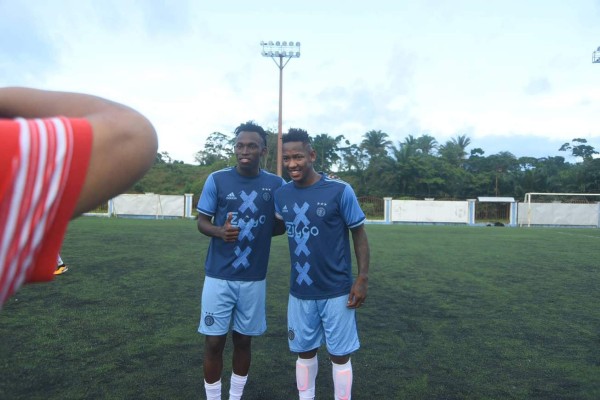 ¡Lindo ambiente! Ex jugadores y legionarios hondureños juegan partido benéfico en La Ceiba