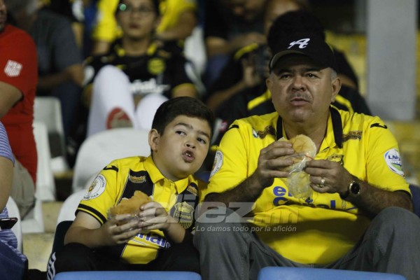 NO SE VIO EN TV: La chica del Iphone, el ambientazo en Choluteca y el retorno de la familia a los estadios