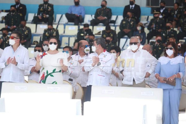 Fotos del día: Derroche de belleza con palillonas, la guacamaya gigante y todo el ambiente en el estadio Nacional