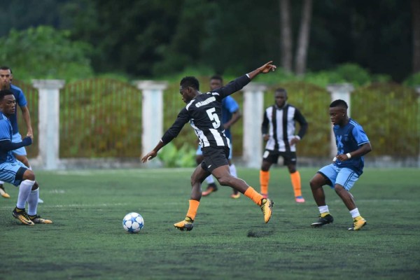 ¡Lindo ambiente! Ex jugadores y legionarios hondureños juegan partido benéfico en La Ceiba