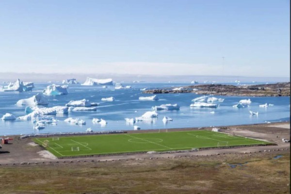 Así es el fútbol en Groenlandia: En medio de icebergs, ballenas y la temporada dura solo siete día