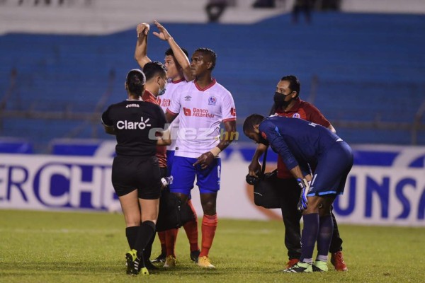 El descontrol de los futbolistas en el Olímpico, delicado momento de Menjívar y el chistoso 'banco' que utilizó Diego Vázquez