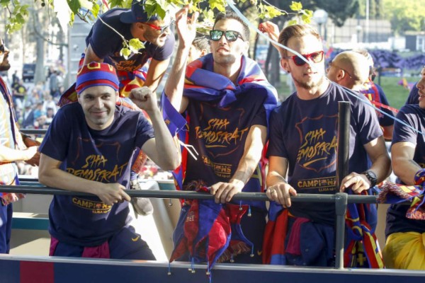 Así fue la celebración de Barcelona con sus aficionados