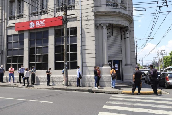 Salvadoreños comienzan a acatar la medidas de distanciamiento y Nayib Bukele lo presume