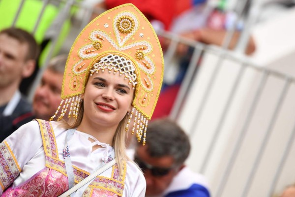 España y Rusia llevan muchas lindas chicas al juego de octavos del Mundial