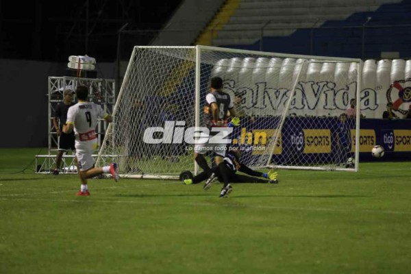 Fuegos artificiales, golazos y mucha alegría: Los mejores flashazos del Duelo de Leyendas en Honduras