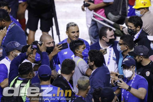 Un ejemplo para todos los futbolistas: Keylor Navas se fotografió con hondureños, siempre amable y con una sonrisa